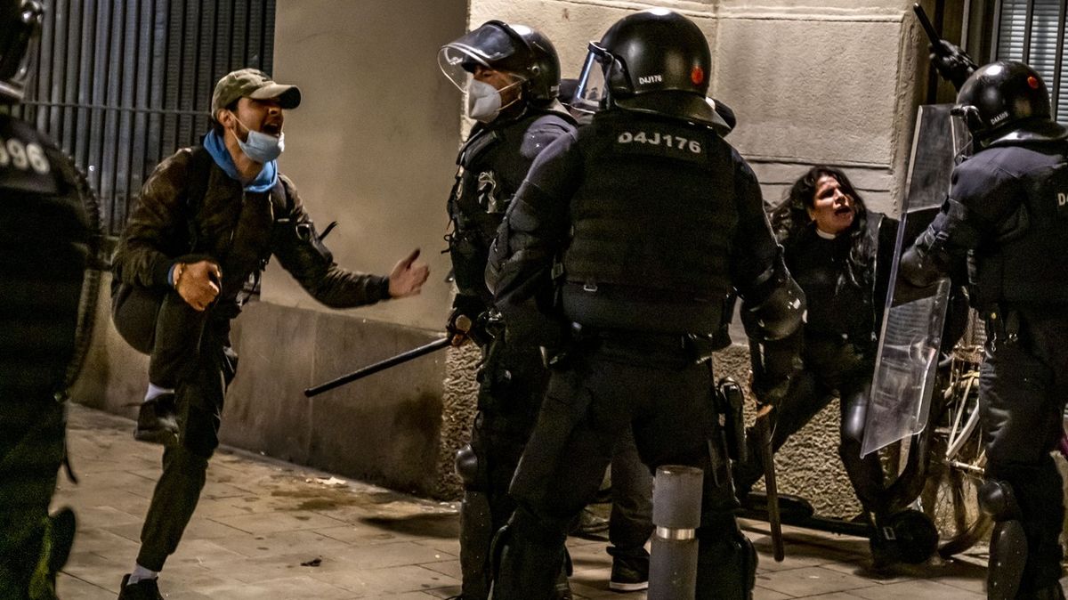 Nepokoje brzdí povolební jednání. Katalánsko dál vře kvůli zatčení rapera